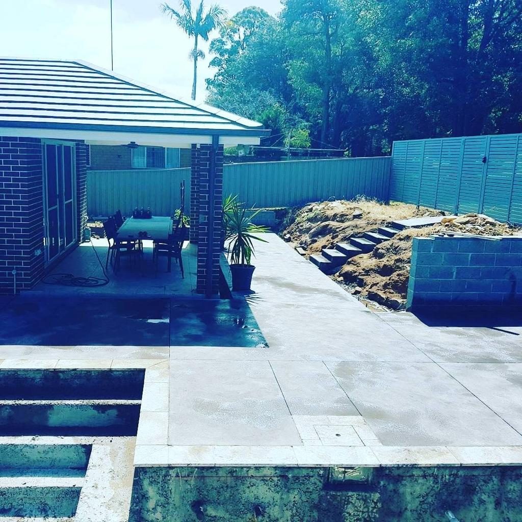 Exposed aggregate concrete pool surround